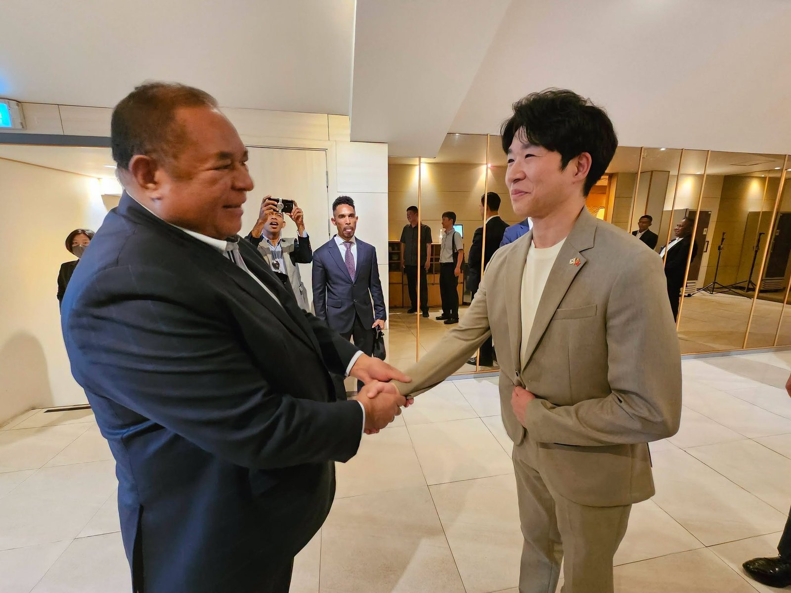 Jabat tangan dengan tamu Korea lainnya di lobi hotel