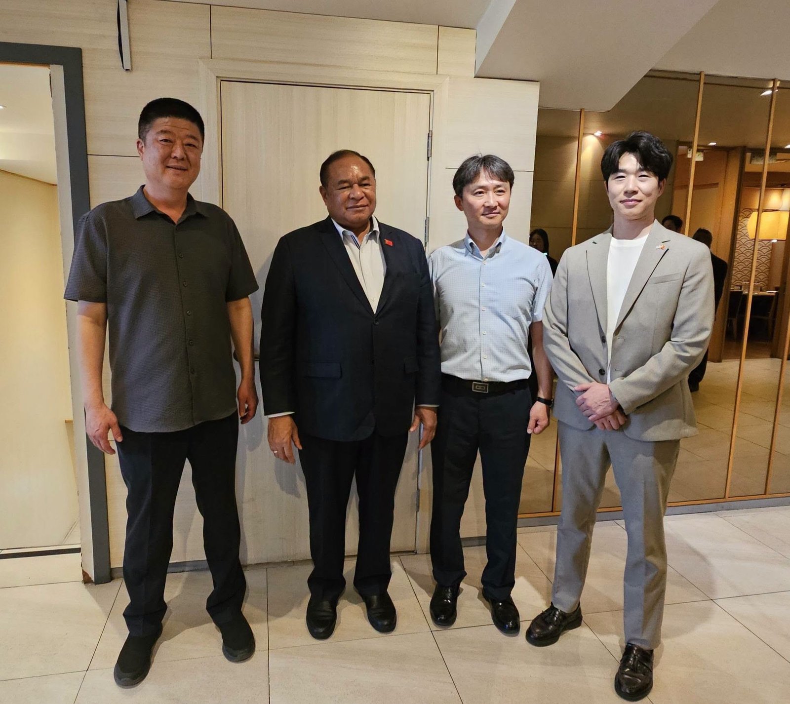 Foto bersama dengan tiga tamu Korea di lobi hotel