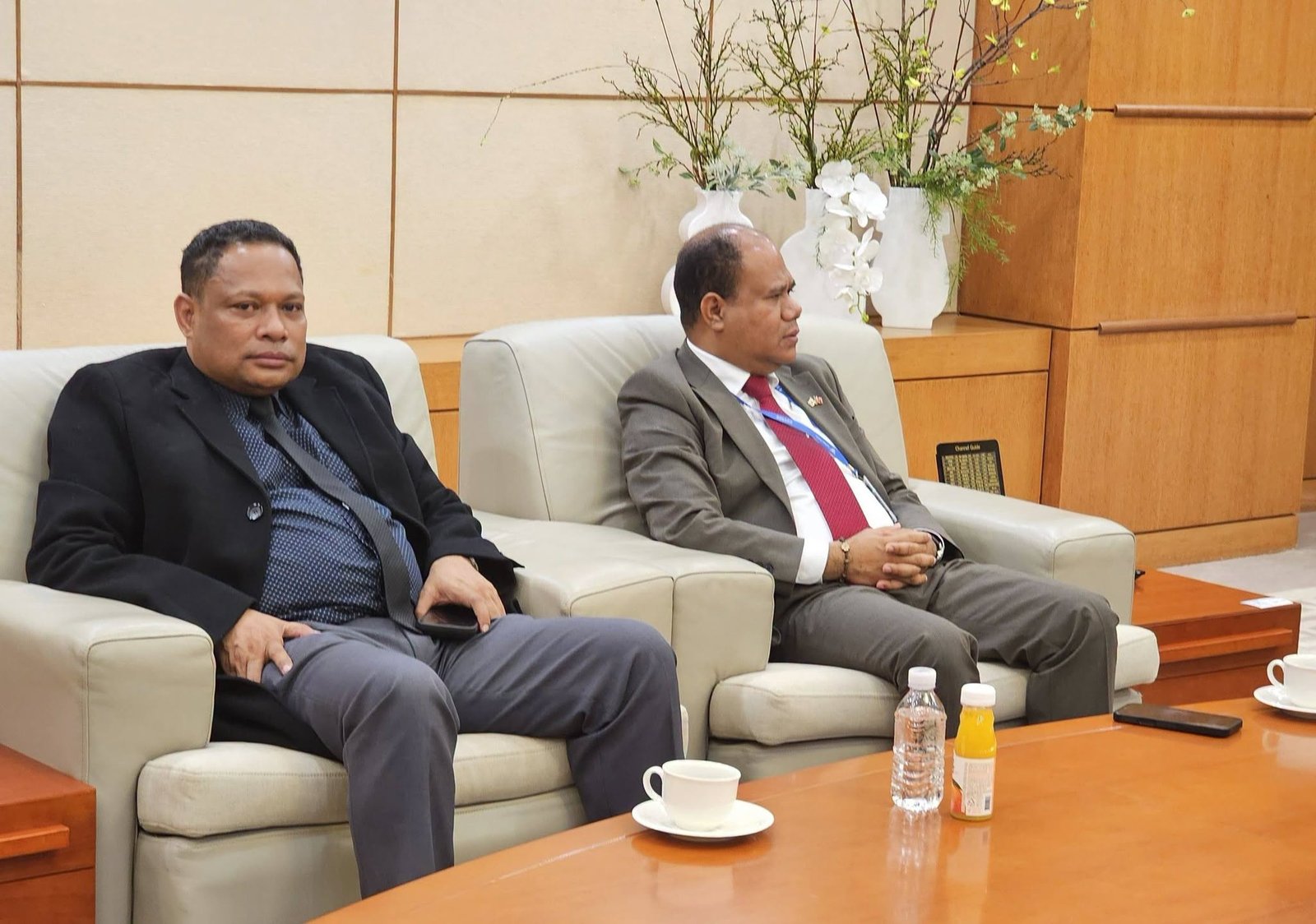 Dua anggota delegasi Timor-Leste menyimak jalannya pertemuan