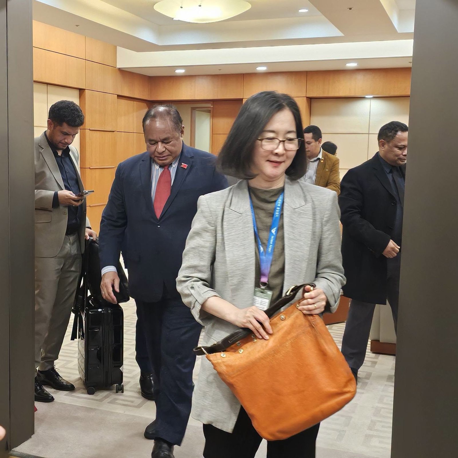 Rombongan meninggalkan ruang pertemuan setelah sesi konsultasi selesai