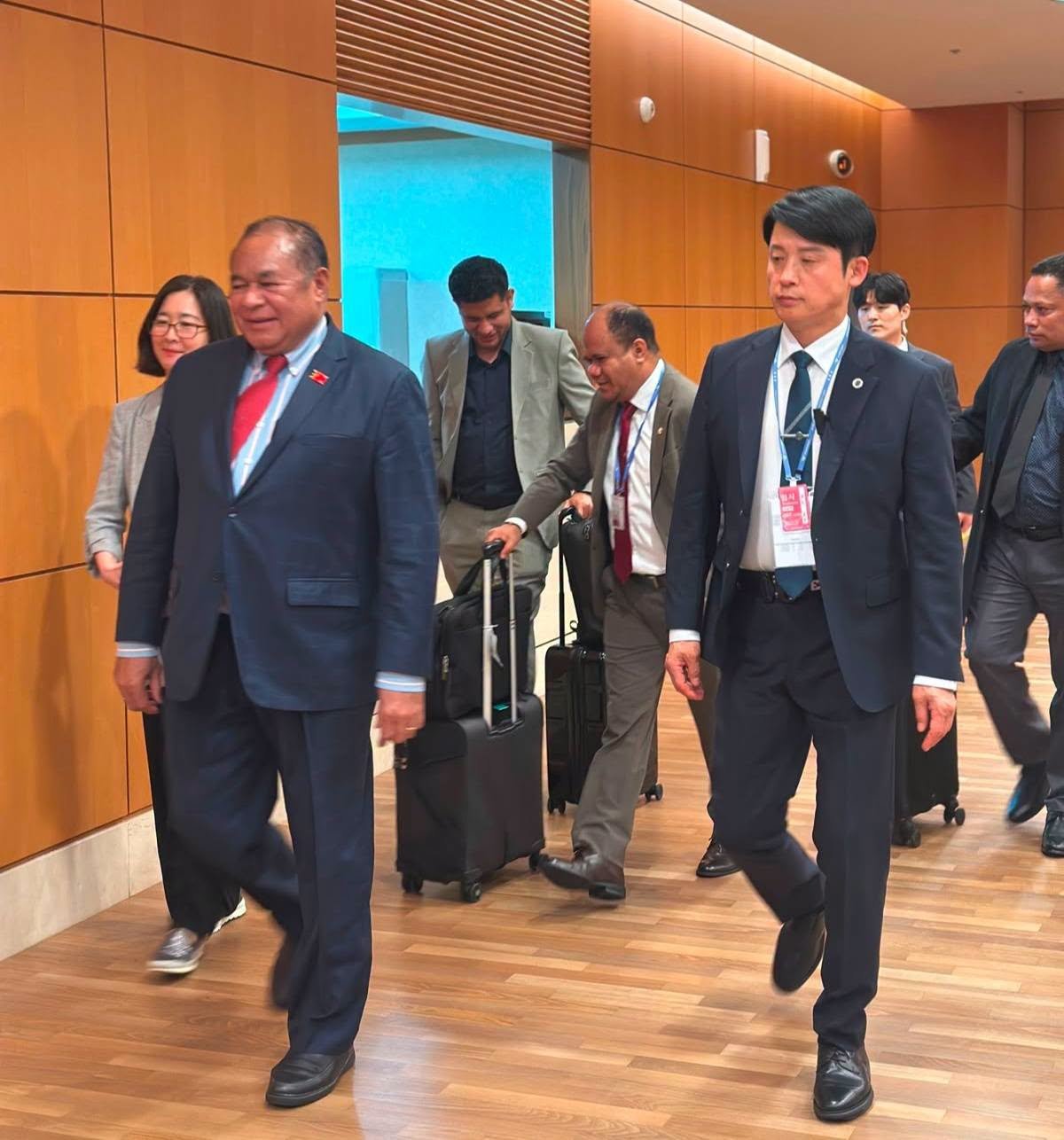 Delegasi tiba di lobi hotel, dipandu petugas protokol Korea