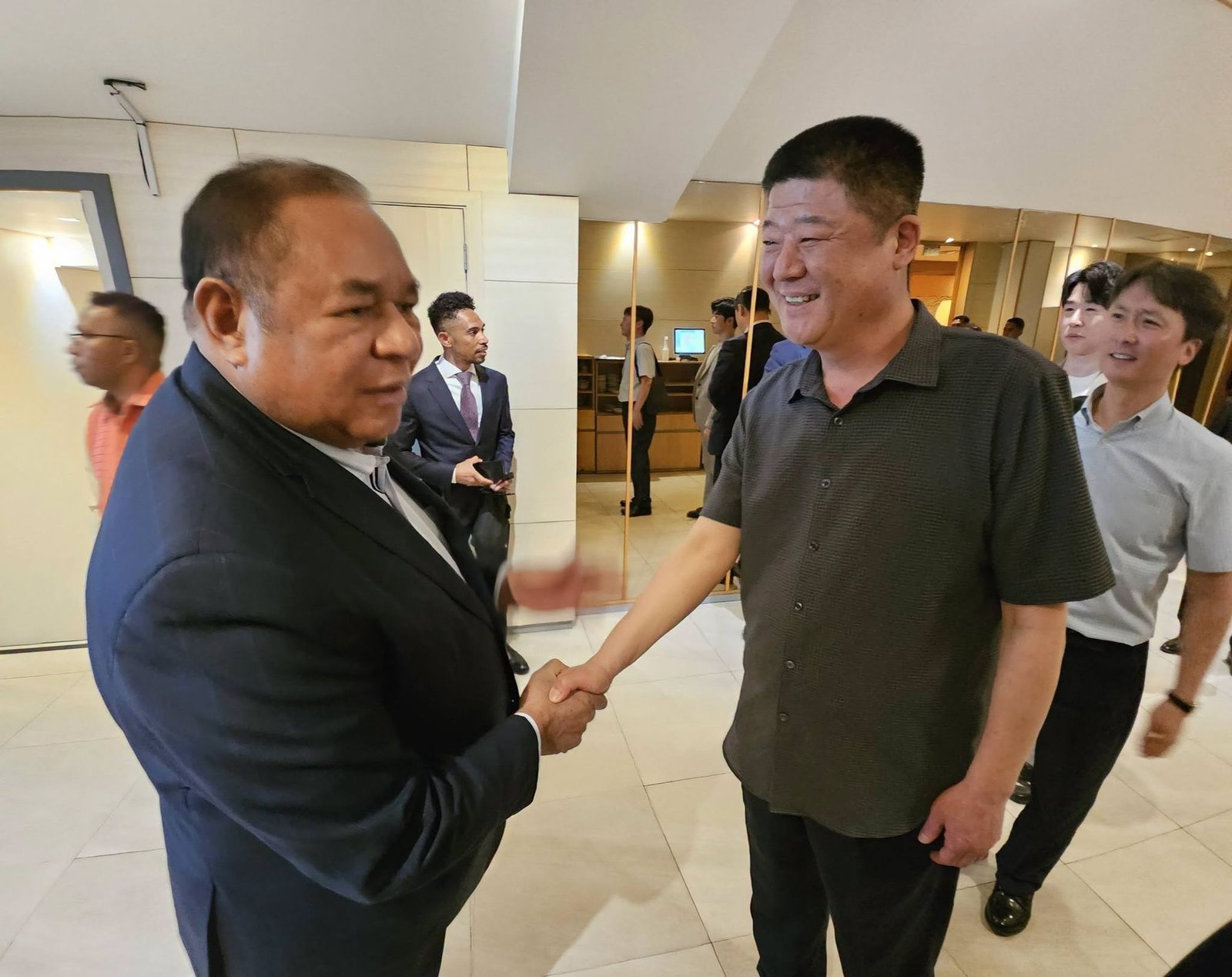 Jabat tangan hangat dengan tamu Korea di lobi hotel