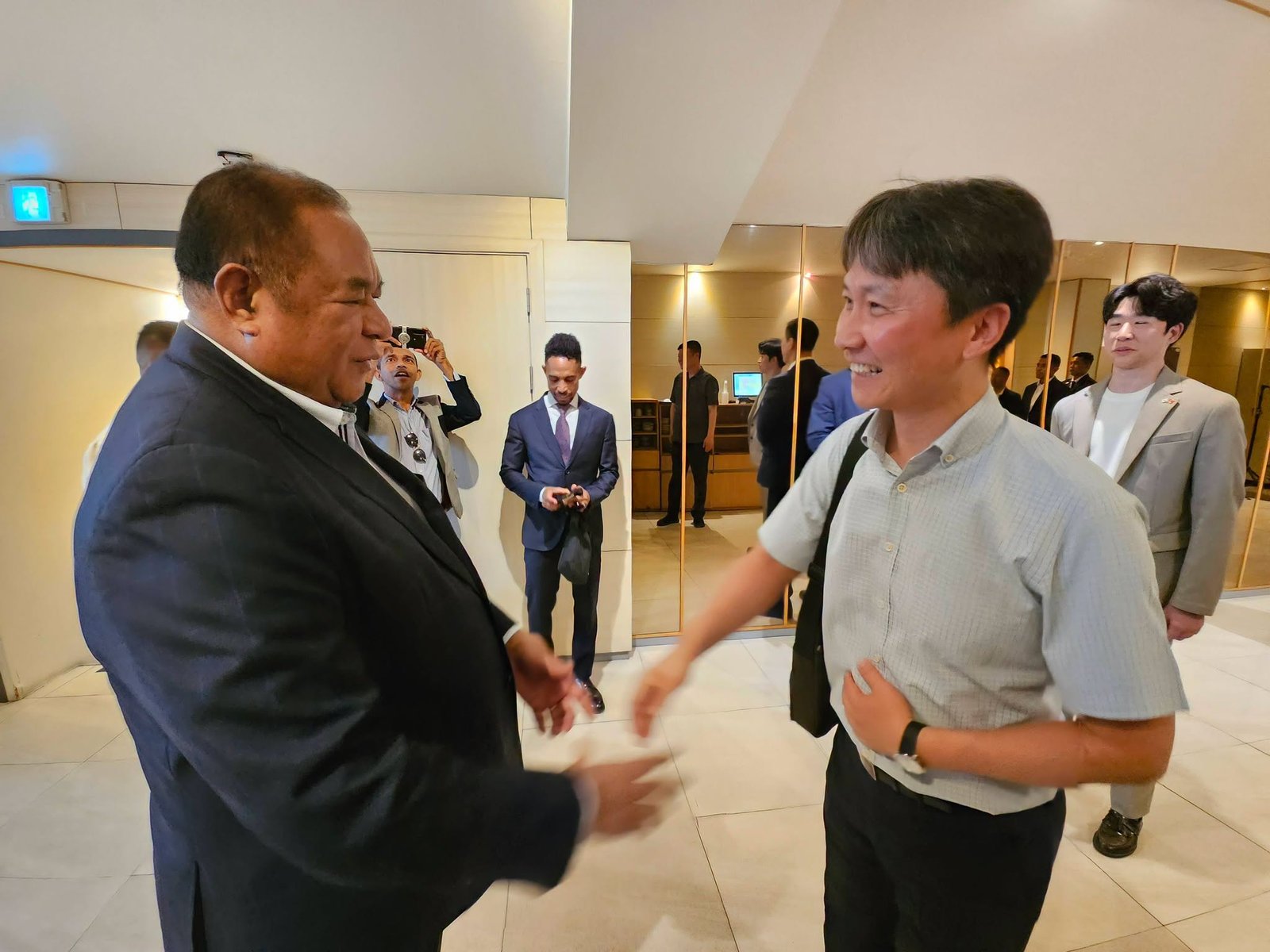 Pertukaran kartu nama dengan pejabat Korea di lobi hotel