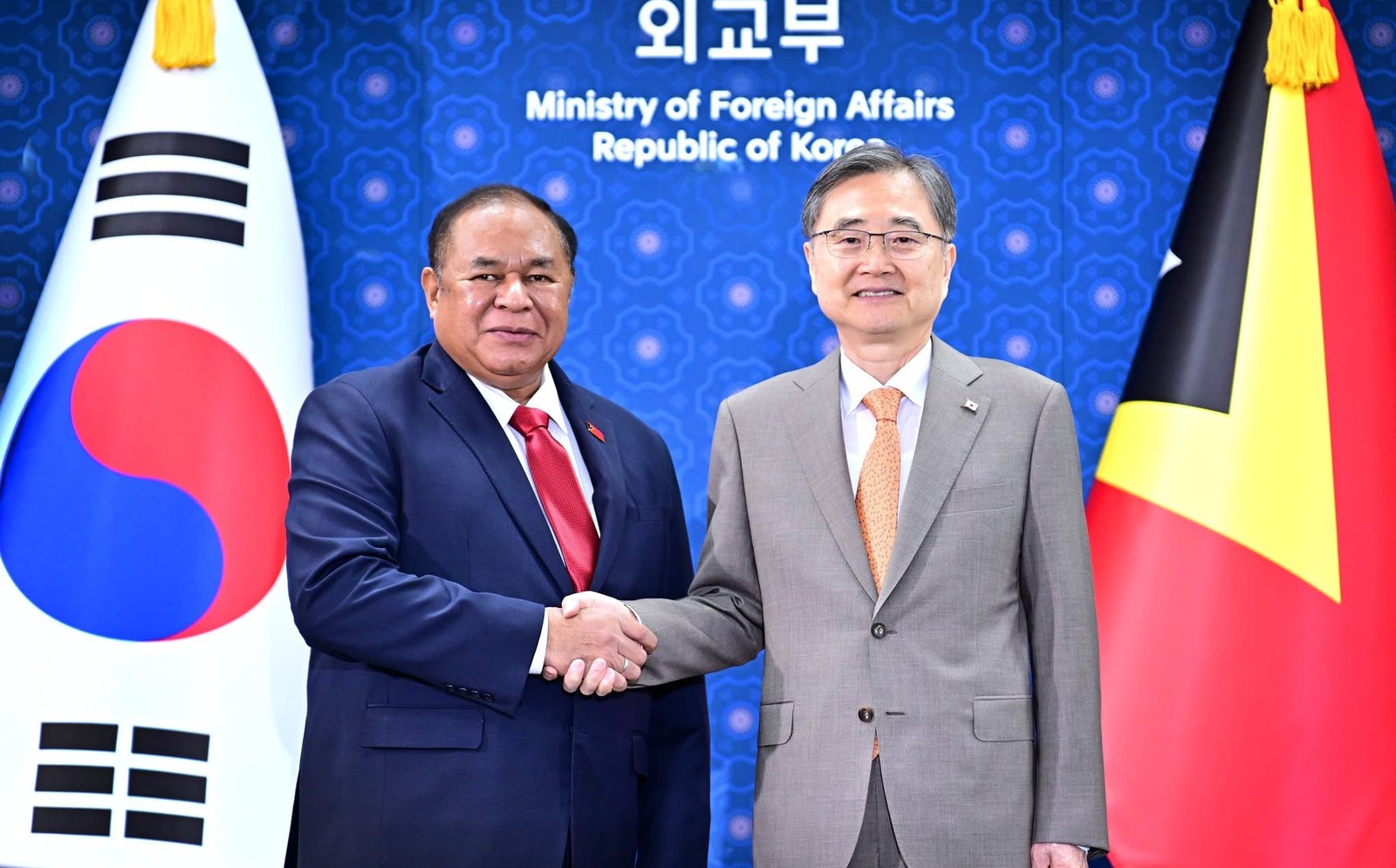 Menteri Bendito dos Santos Freitas dan Menteri Cho Hyun berjabat tangan di Seoul