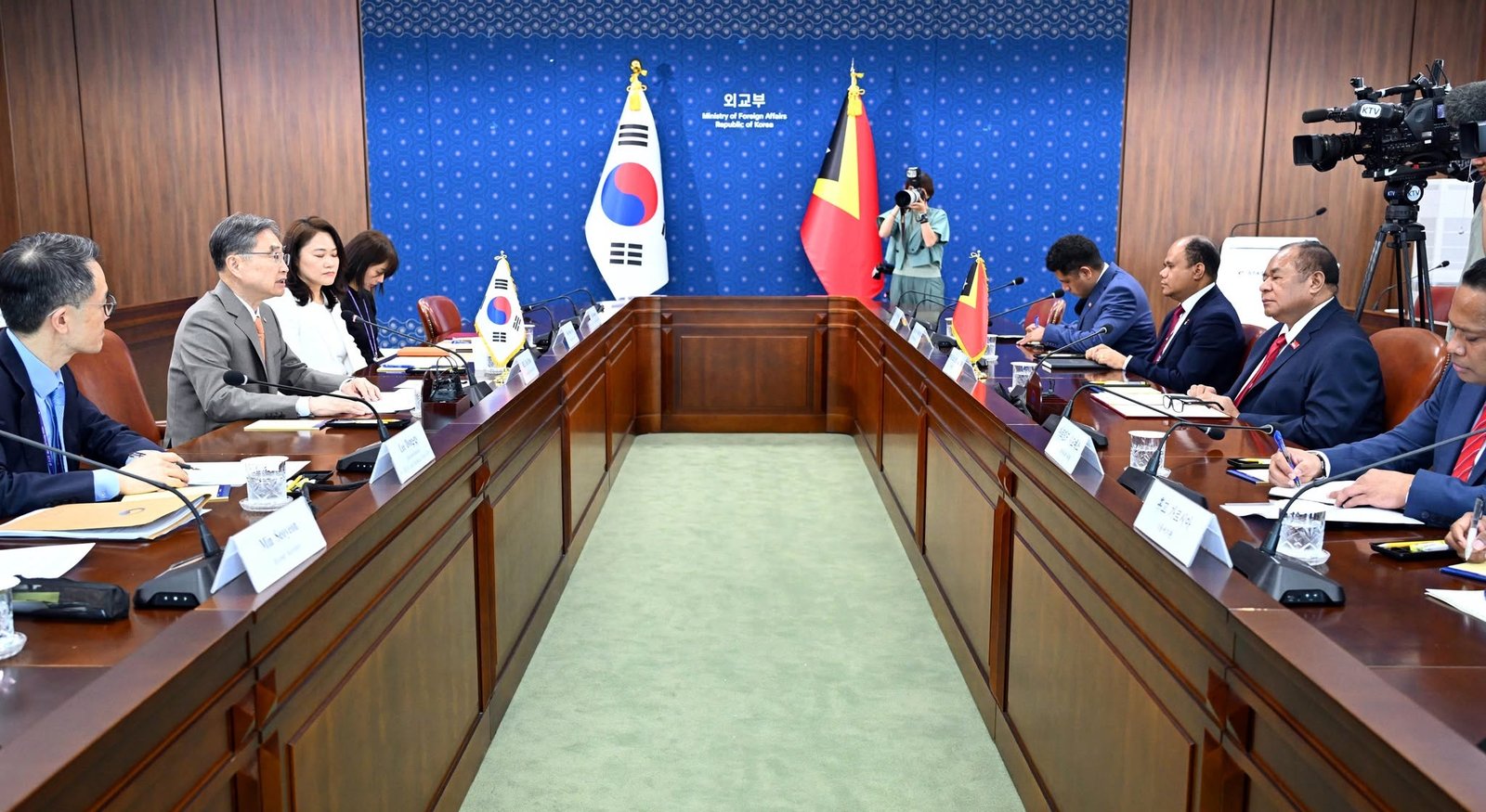 Menteri Bendito dos Santos Freitas dan Menteri Cho Hyun dalam pertemuan bilateral di Seoul