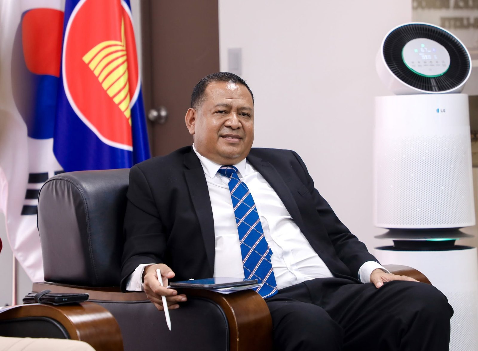 Ambassador Ant&oacute;nio de S&aacute; Benevides welcomes the visiting delegation at the Embassy of Timor-Leste in Seoul