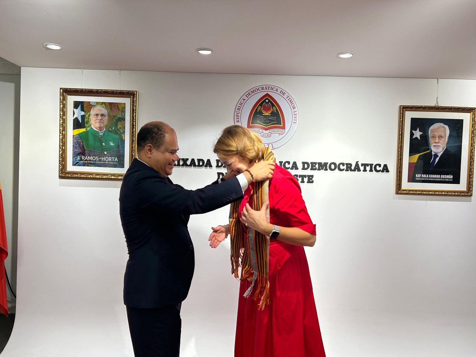 Ambassador Benevides presents a traditional tais scarf to Ambassador Sequeira