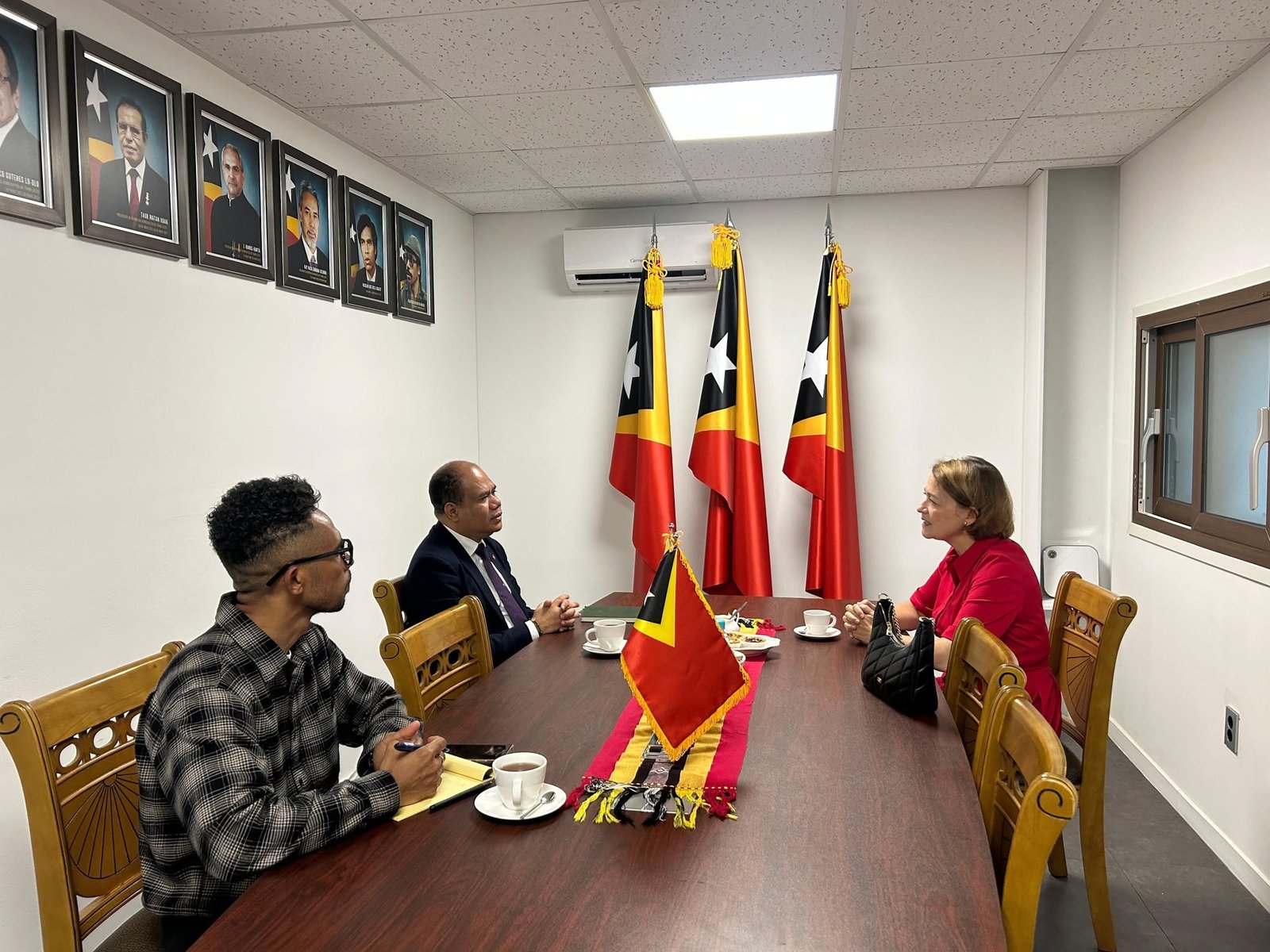 Working meeting between the two Ambassadors and embassy staff