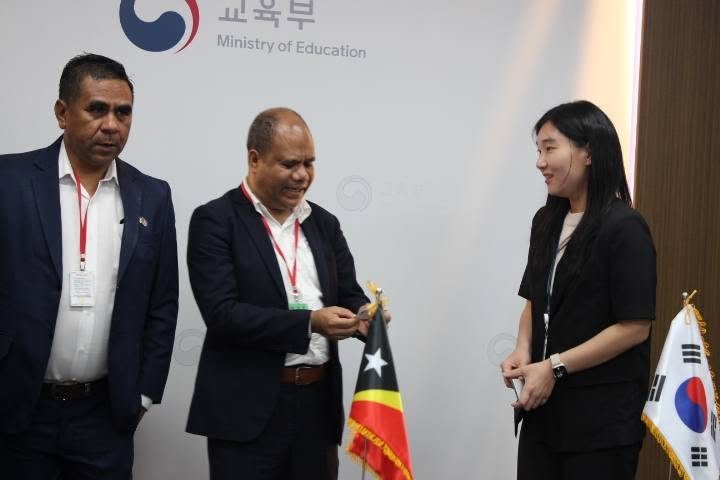 H.E. Ambassador António de Sá Benevides and Secretary of State during talks