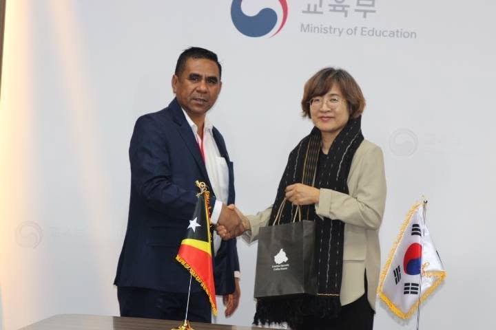 Presentation of traditional Timorese Tais scarf