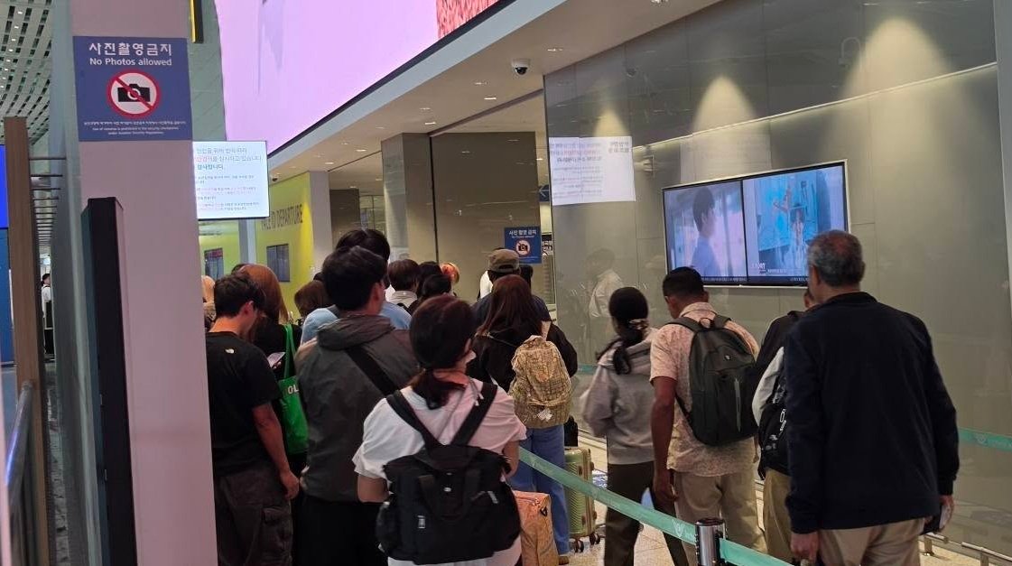 Delegation proceeding into the airport security concourse
