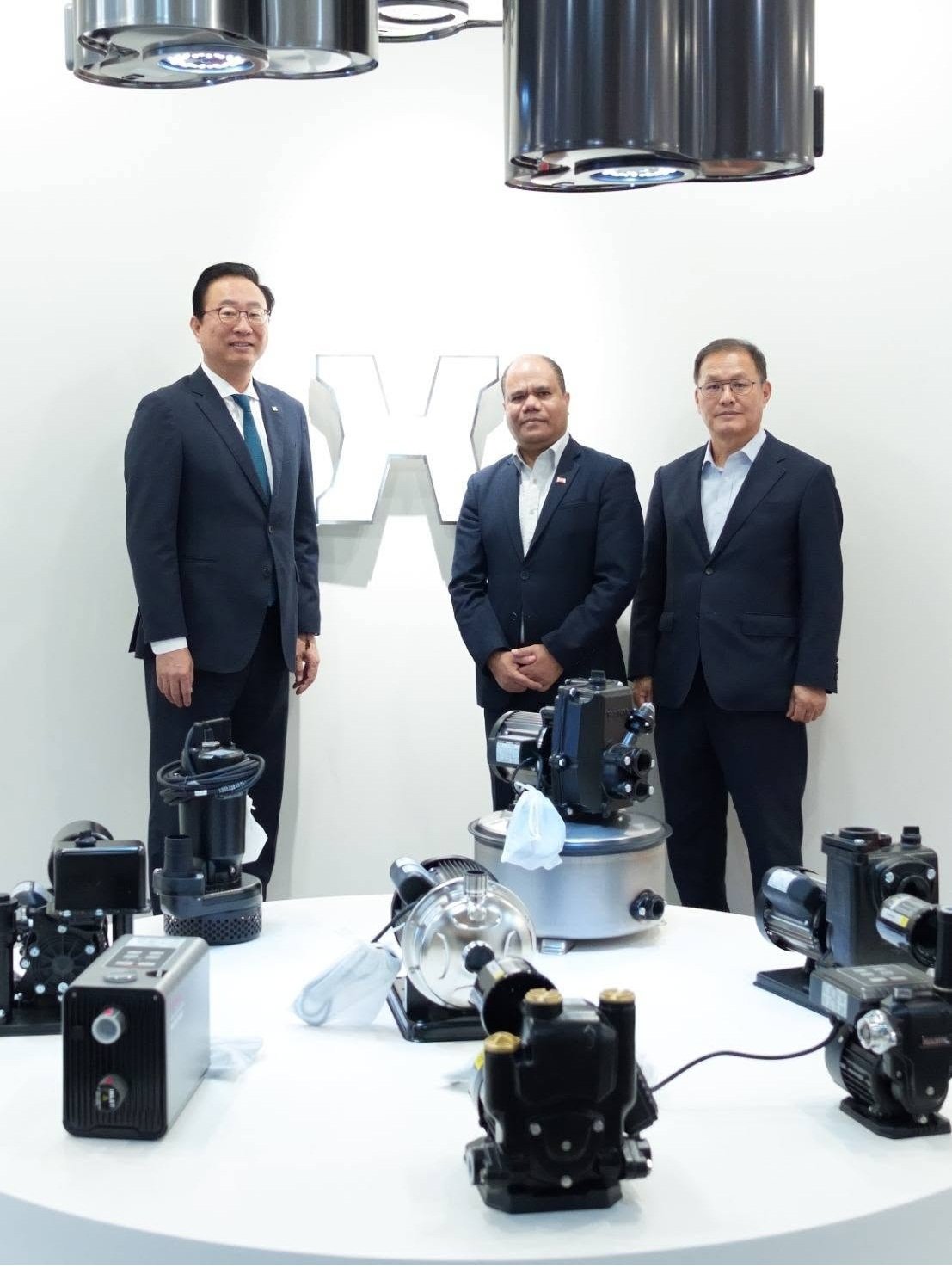 Commemorative Group Photo at Exhibition Hall