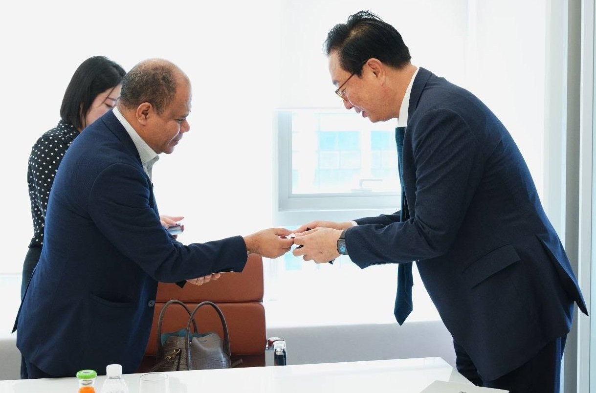 Ambassador Benevides and CEO Kang Jae Sung Exchanging Cards