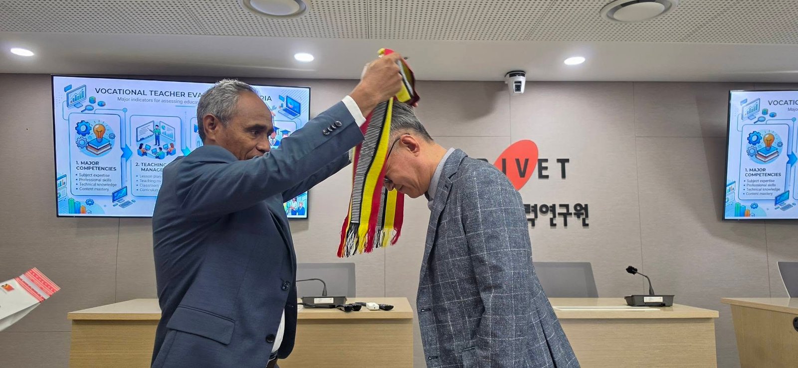 Presentation of traditional Timorese Tais scarf