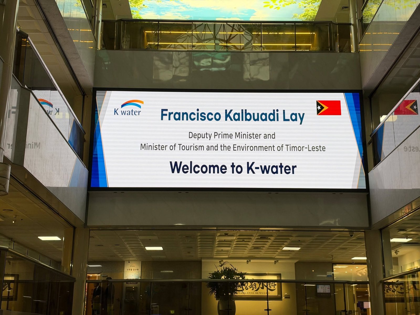 Painél eletróniku fó benvindu ba S.E. Francisco Kalbuadi Lay iha K-water