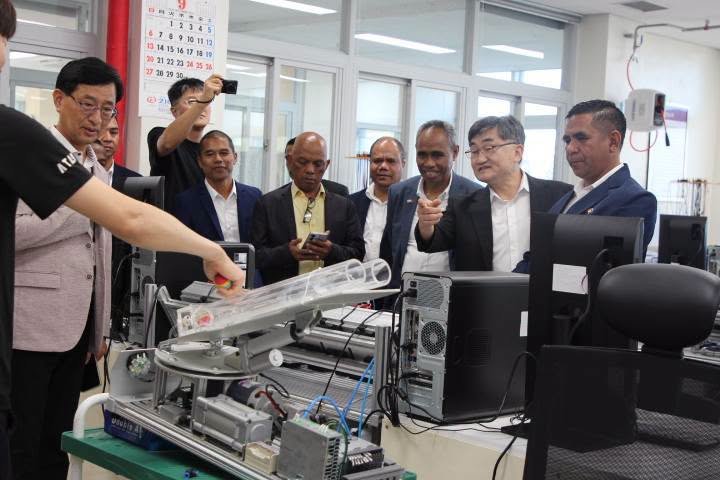 Demonstração de equipamentos industriais / Practical machinery demonstration / 자동화 실습기기 시연