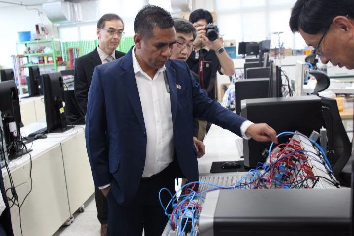 Exame minucioso dos circuitos práticos / Circuit board inspection / 전기·전자 실습장비 확인
