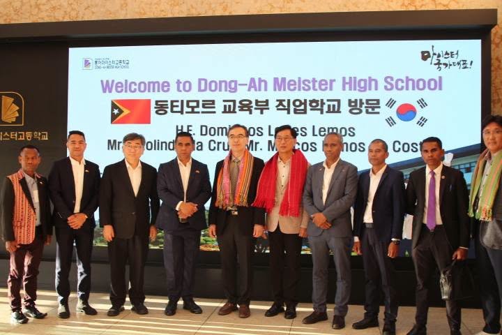 Fotografia oficial da delegação de Timor-Leste na Dong-Ah Meister High School
