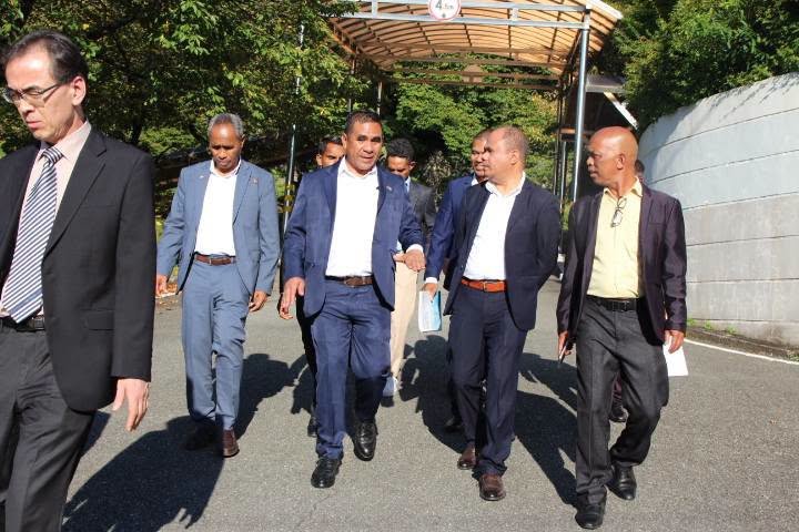 Visita ao campus escolar / Campus perimeter walk / 학교 캠퍼스 시설 이동