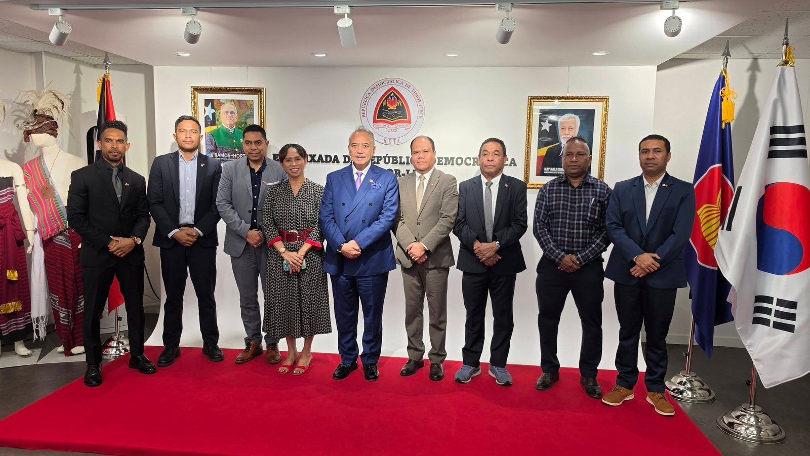 Foto konjunta ho korpu diplomátiku no funsionáriu Embaixada