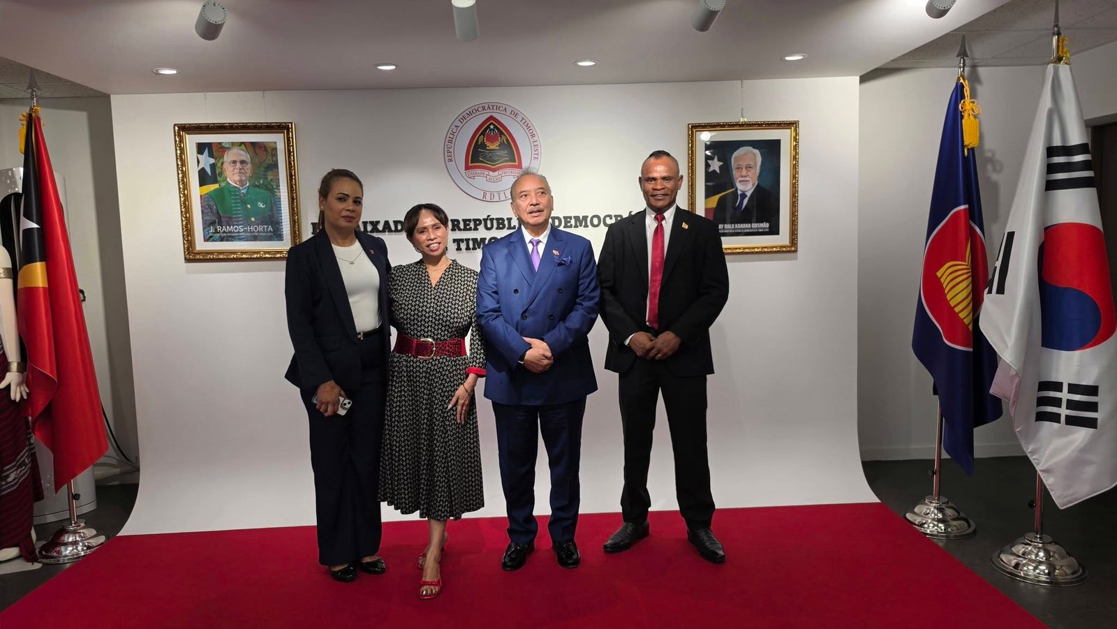Foto konjunta ho membru delegasaun