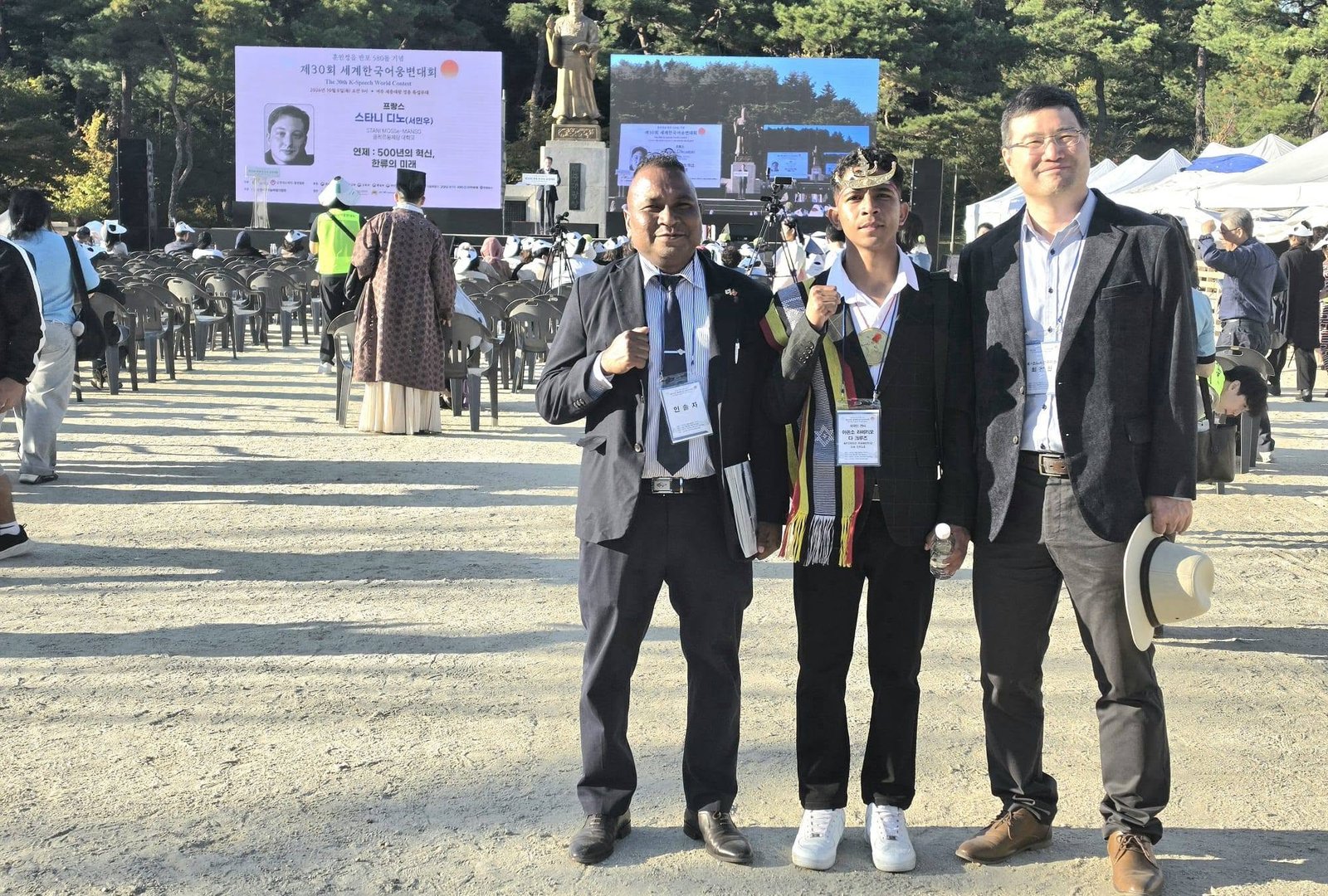 Embassy Representative José Sebastião Coli Soares and student Afonso Ramerio da Cruz with event officials