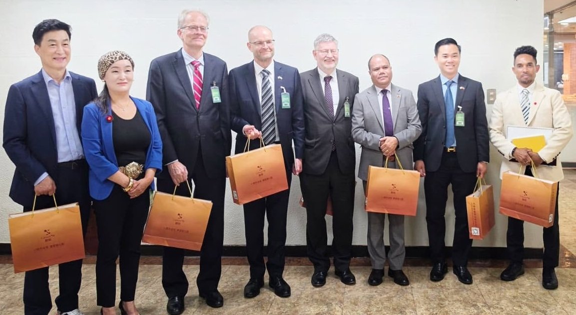 Exchange of tokens of appreciation among diplomatic delegations