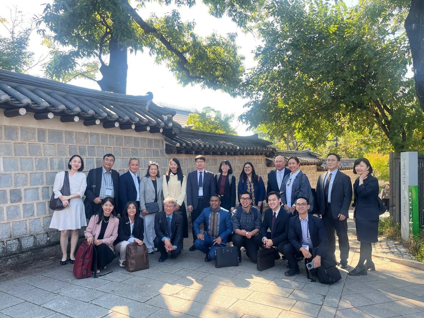 Informal outdoor gathering of forum delegates